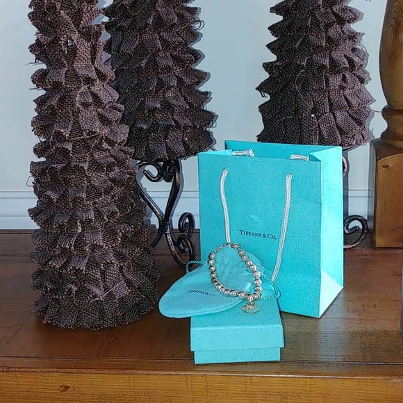 Woman LOVE a Tiffany blue box!! - Picture 5 of 13